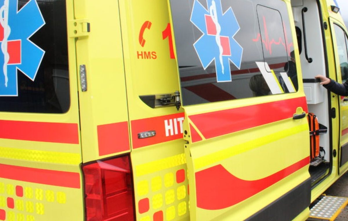 Teška nesreća u Malinskoj: Radnik pao s vozila za odvoz otpada, teško je ozlijeđen