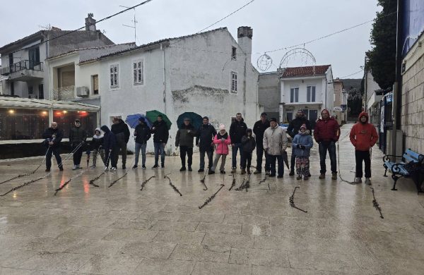 Ako vas je na Badnjak na Krku probudila neobična buka, možda je u pitanju jedan prastari običaj