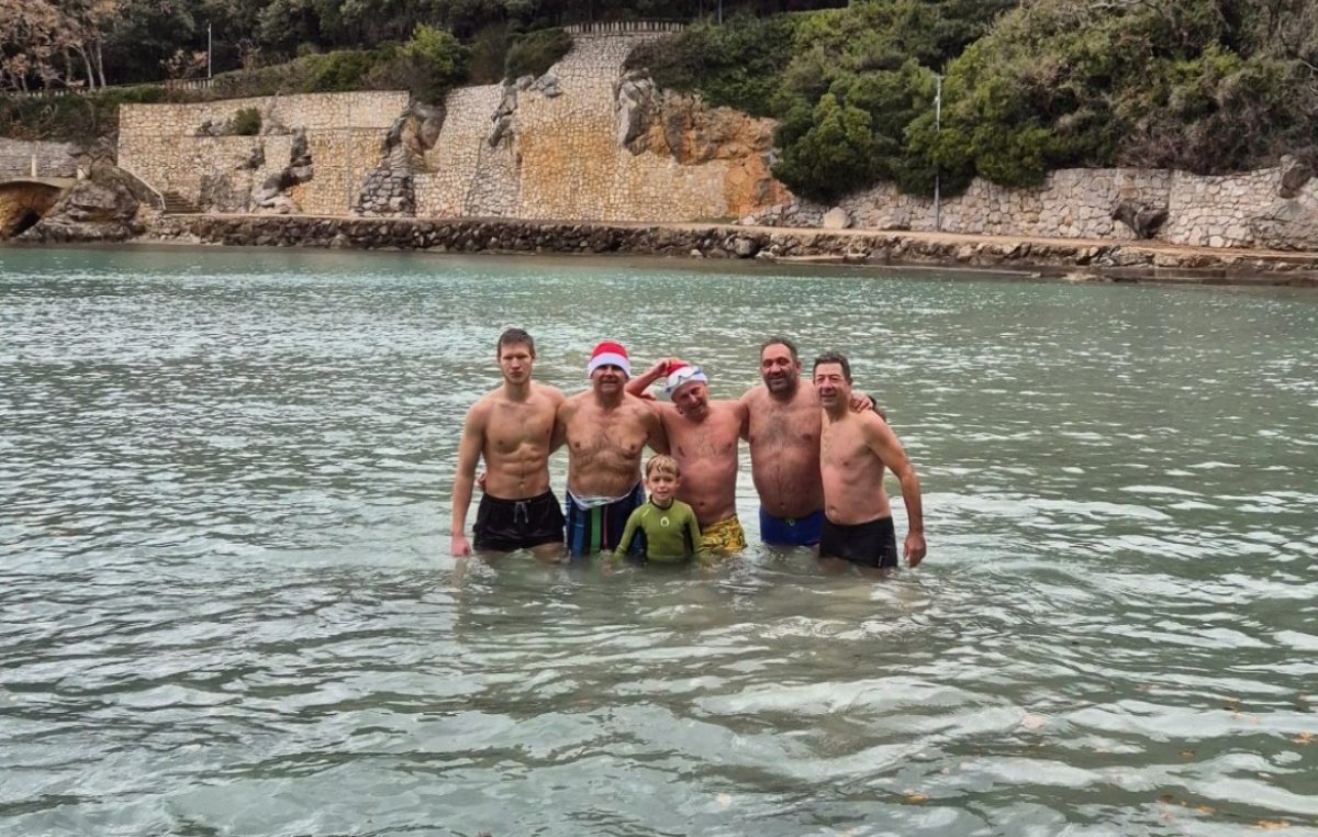 [FOTO/VIDEO] Hrabri kupači održali tradiciju i u inat zimi ponovo zaigrali picigin na plaži Dražica