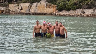 [FOTO/VIDEO] Hrabri kupači održali tradiciju i u inat zimi ponovo zaigrali picigin na plaži Dražica