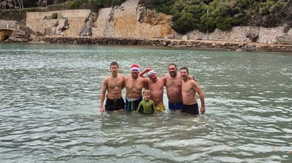 [FOTO/VIDEO] Hrabri kupači održali tradiciju i u inat zimi ponovo zaigrali picigin na plaži Dražica