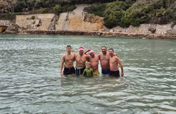 [FOTO/VIDEO] Hrabri kupači održali tradiciju i u inat zimi ponovo zaigrali picigin na plaži Dražica