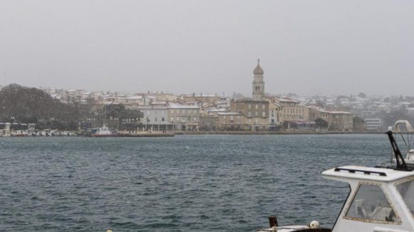 Krk u borbi s poledicom: angažirana mehanizacija, sol se posipa i ručno