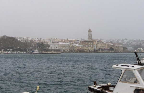 Krk u borbi s poledicom: angažirana mehanizacija, sol se posipa i ručno