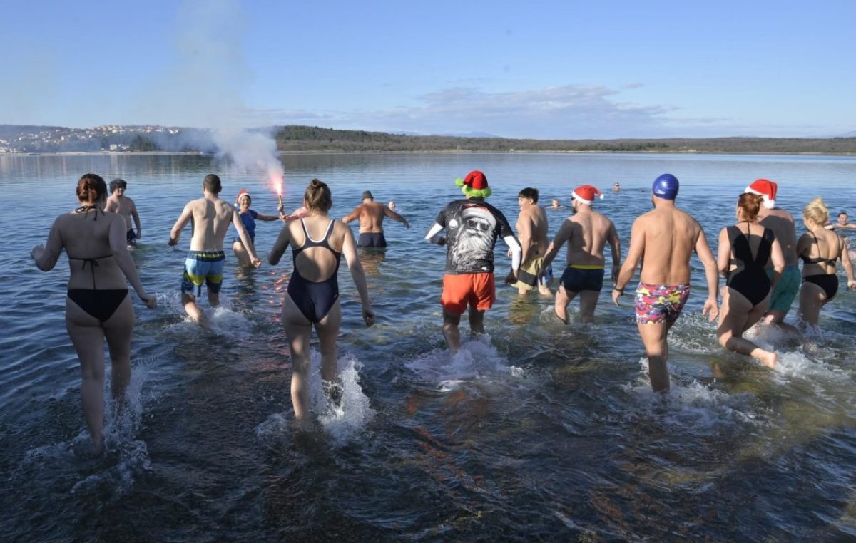Hrabri kupači u Klimnu kupanjem, feštom i najljepšim željama ispratili staru godinu