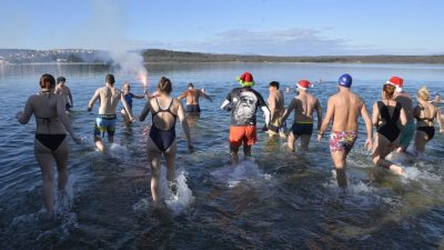 Hrabri kupači u Klimnu kupanjem, feštom i najljepšim željama ispratili staru godinu