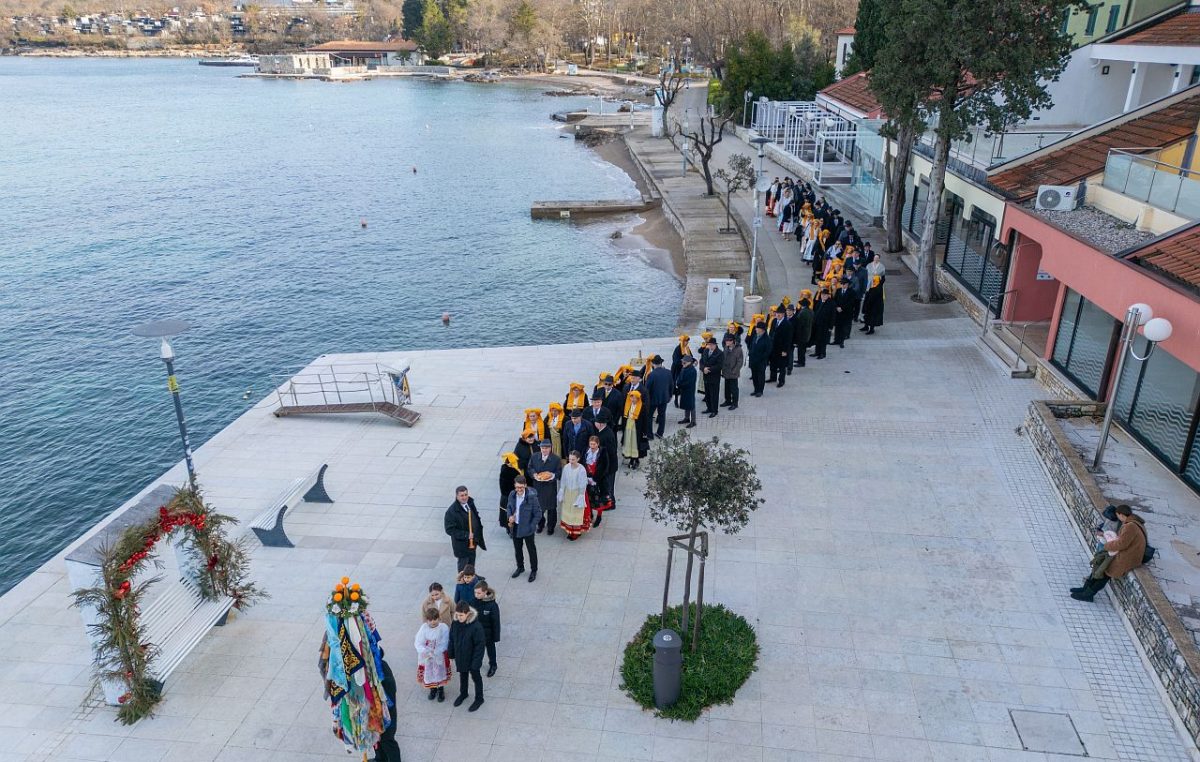 [FOTO] Koledva u Omišlju i Njivicama: Most među generacijama i čuvarica tradicije