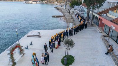 [FOTO] Koledva u Omišlju i Njivicama: Most među generacijama i čuvarica tradicije