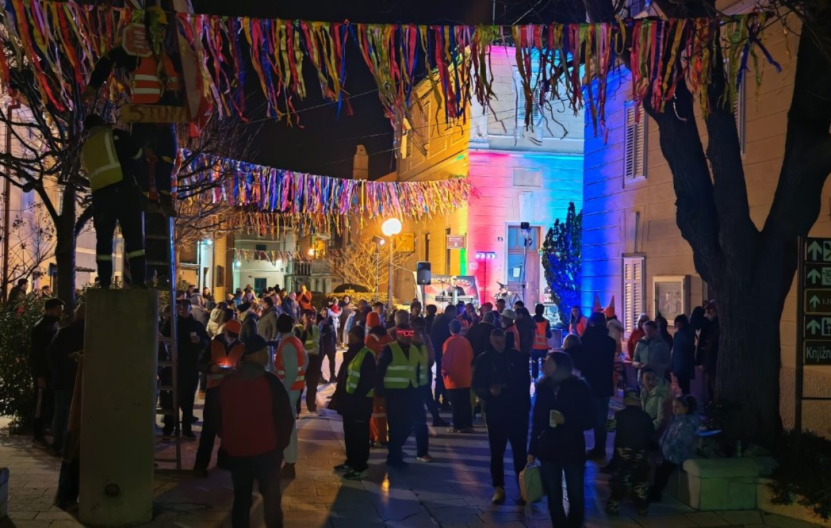 Glavni krivac visi na stupu srama – počela su mesopusna događanja u Omišlju i Njivicama!