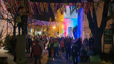 Glavni krivac visi na stupu srama – počela su mesopusna događanja u Omišlju i Njivicama!