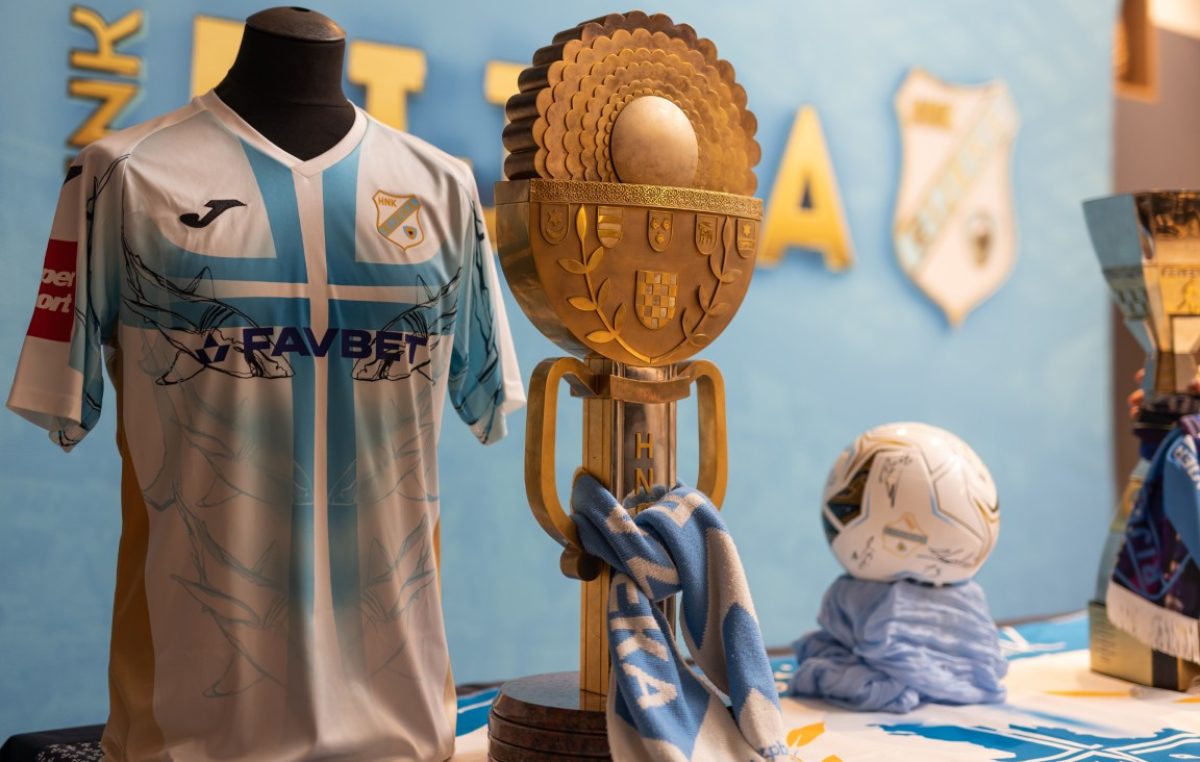 “Plavo-bijela noć” okupila stotinjak otočnih navijača HNK Rijeke u Puntu