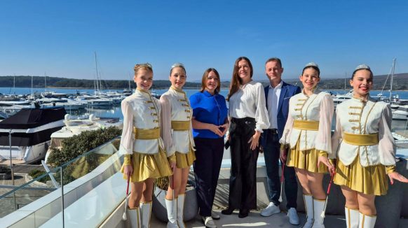 Marina Punat Grupa uručila 20 tisuća eura vrijednu donaciju Mažoretkinjama otoka Krka