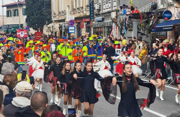 [UŽIVO] Krenula 57. Lovranska karnevalska povorka