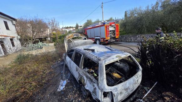 U Malinskoj izgorio automobil, u Vrbniku razvodna ploča