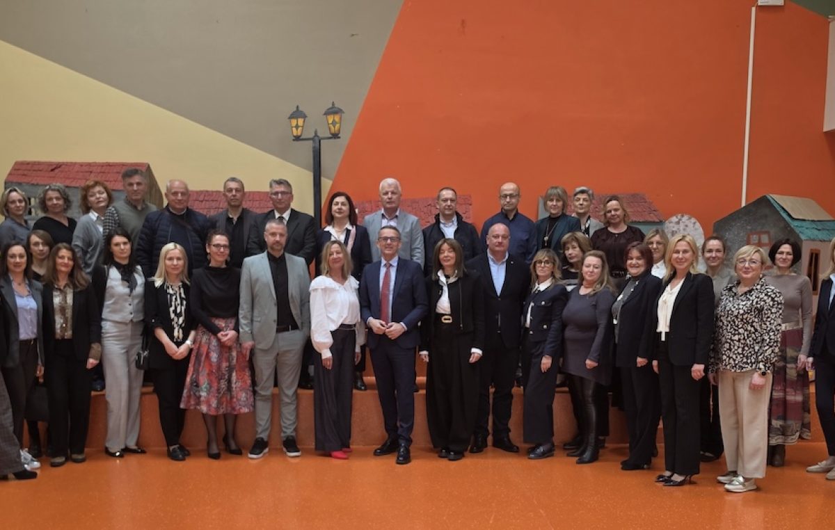 Župan Lukanović s ravnateljima osnovnih škola: jednosmjenska nastava među ključnim prioritetima Županije