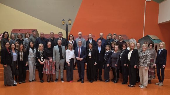 Župan Lukanović s ravnateljima osnovnih škola: jednosmjenska nastava među ključnim prioritetima Županije