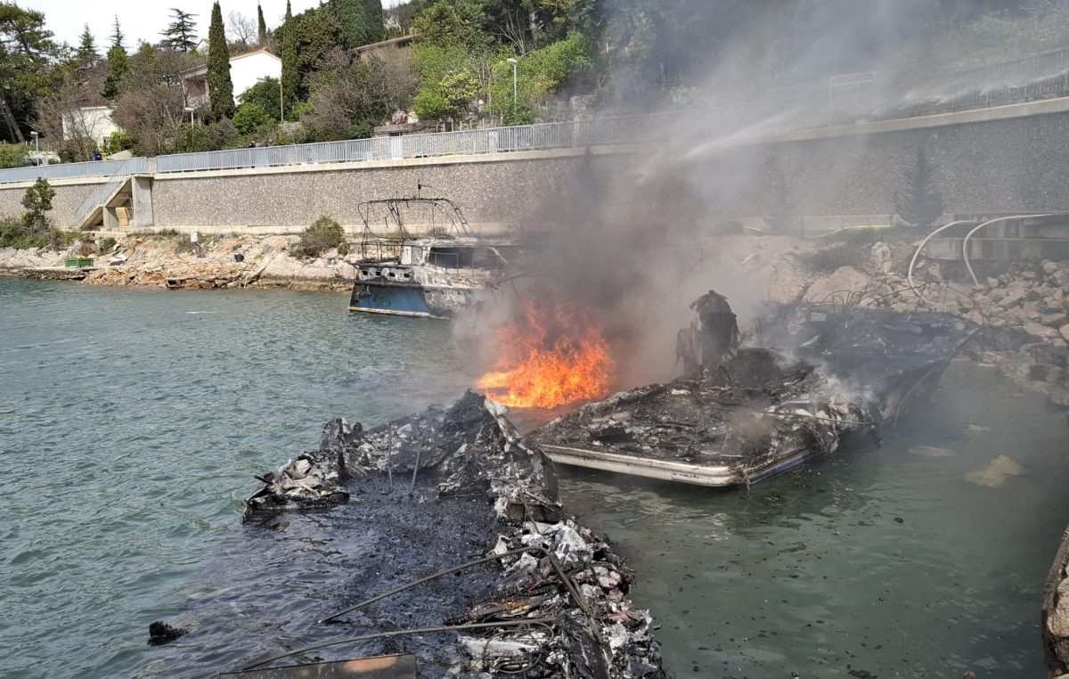 [FOTO] Tužni prizori u Omišlju nakon velikog požara brodica