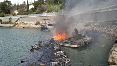 [FOTO] Tužni prizori u Omišlju nakon velikog požara brodica