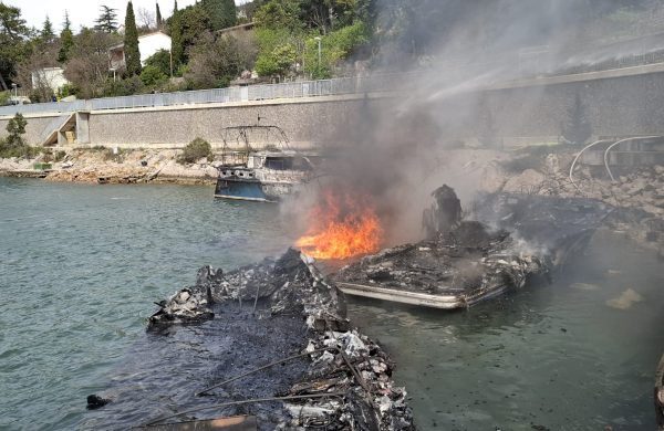 [FOTO] Tužni prizori u Omišlju nakon velikog požara brodica