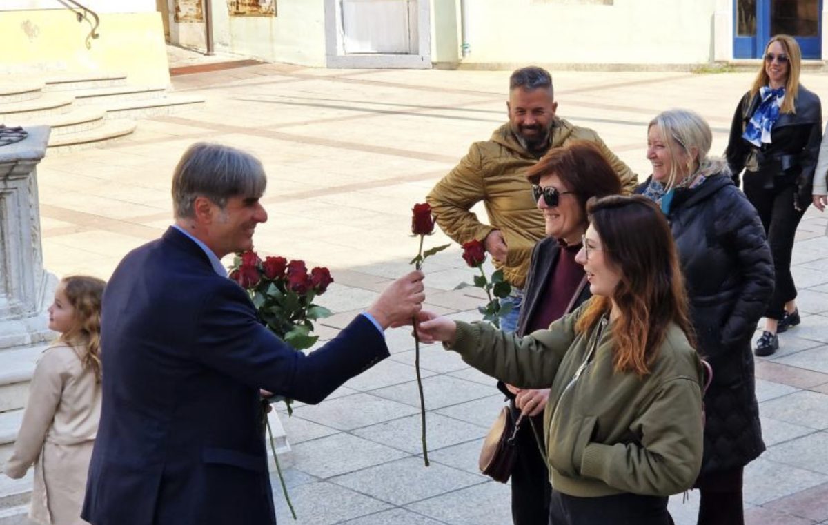 Povodom Dana žena gradonačelnik Vasilić darivao ruže Krčankama i gošćama