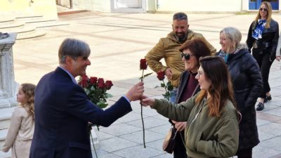 Povodom Dana žena gradonačelnik Vasilić darivao ruže Krčankama i gošćama