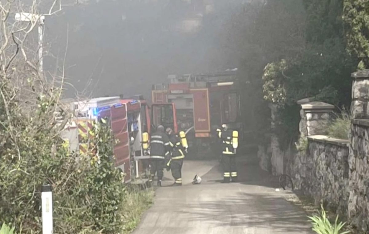 Veliki požar u Omišlju: Izgorjelo šest plovila, olujna bura otežava gašenje