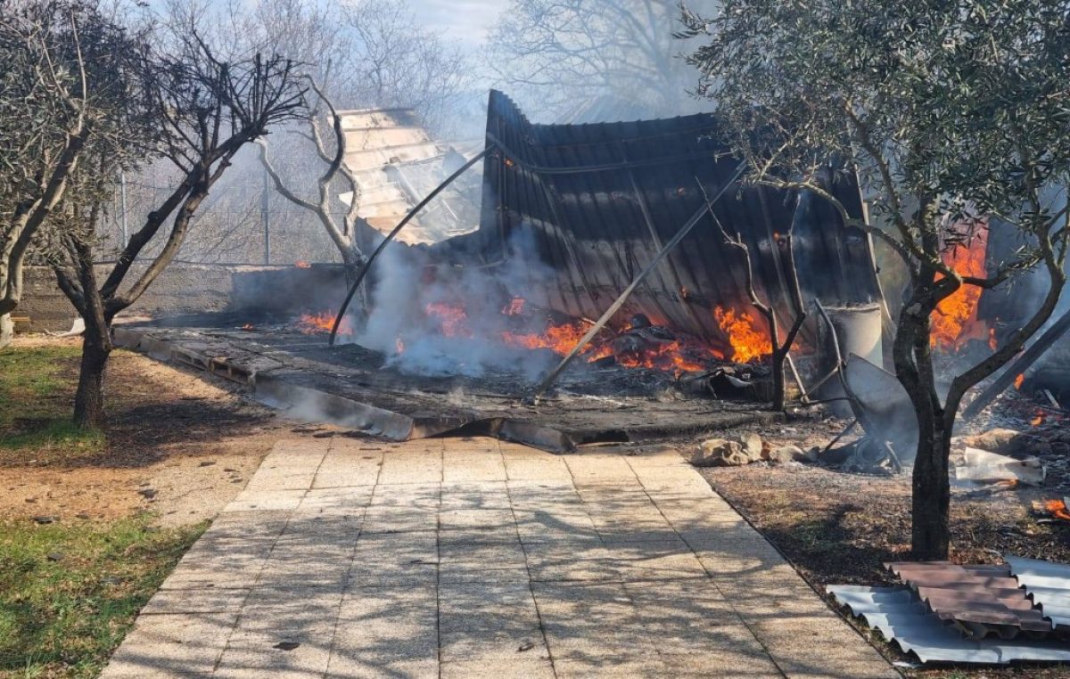 [FOTO] Veliki požar u Polju: odjekivale eksplozije, izgorjelo 4000 kvadrata šume
