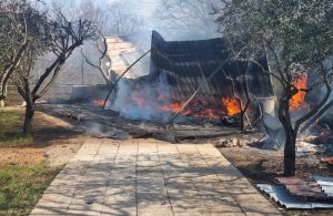 [FOTO] Veliki požar u Polju: odjekivale eksplozije, izgorjelo 4000 kvadrata šume