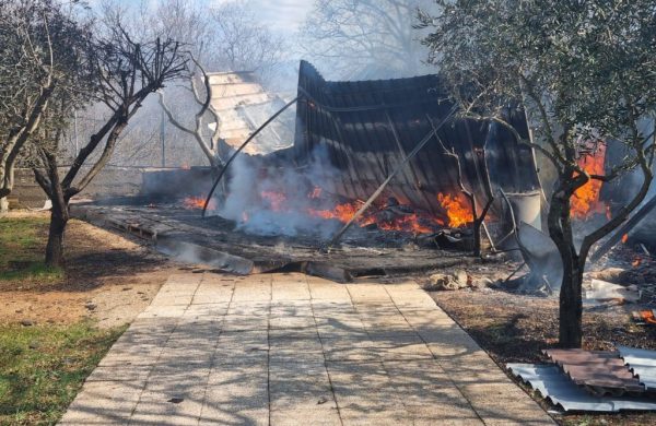 [FOTO] Veliki požar u Polju: odjekivale eksplozije, izgorjelo 4000 kvadrata šume