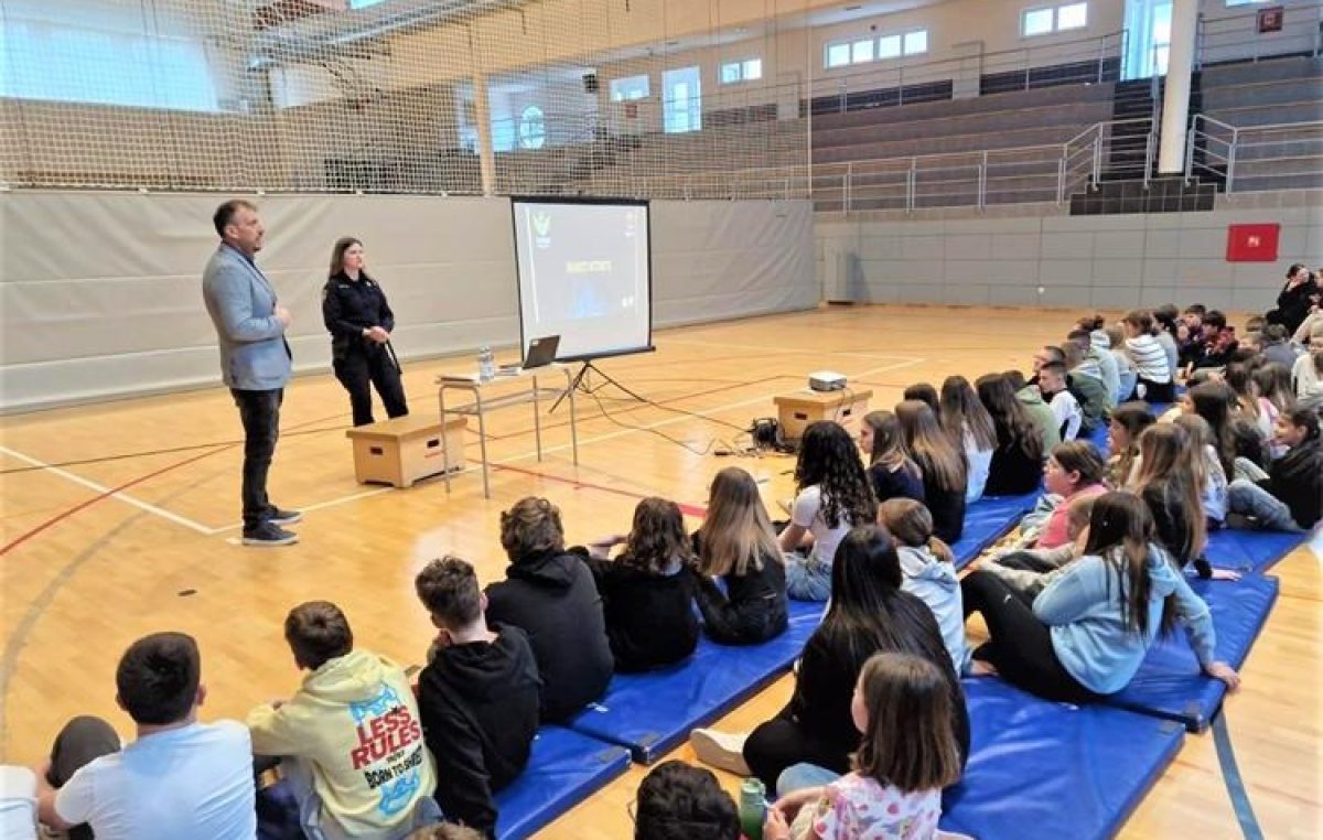 ​U Malinskoj održano predavanje u sklopu projekta #sigurniONLINE