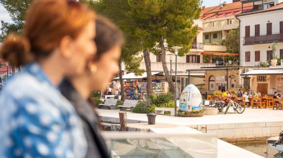 [FOTO] Vodimo vas u uskrsnu foto šetnju prelijepim Njivicama i Omišljem