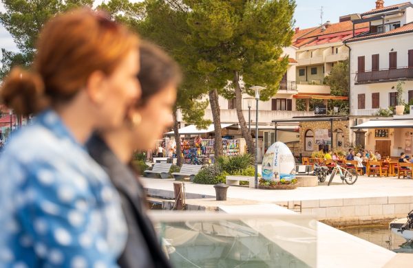 [FOTO] Vodimo vas u uskrsnu foto šetnju prelijepim Njivicama i Omišljem