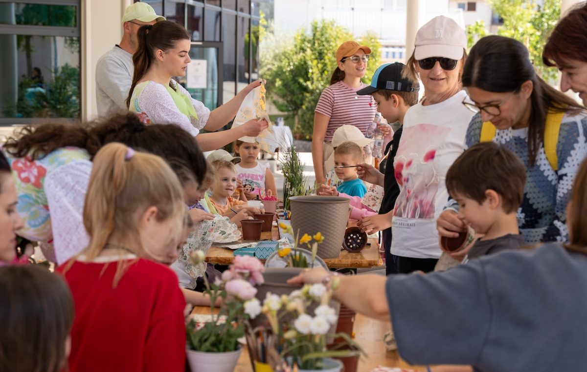 [FOTO] Festival proljeća u Njivicama uz radionice, glazbu, dobro društvo i veliku fritaju od dvije stotine jaja