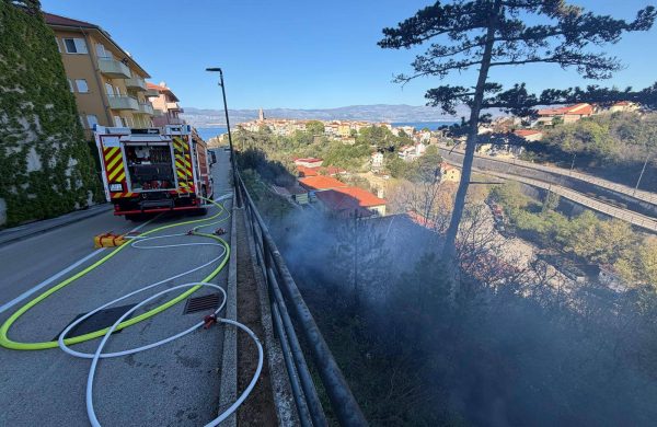 Planuo požar u blizini kuća u Vrbniku