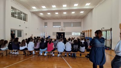 Edukativna predstava „Mreža“ o izazovima mladih izvedena u Osnovnoj školi Vrh