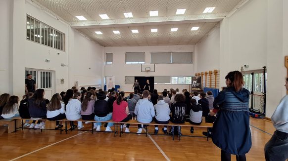 Edukativna predstava „Mreža“ o izazovima mladih izvedena u Osnovnoj školi Vrh