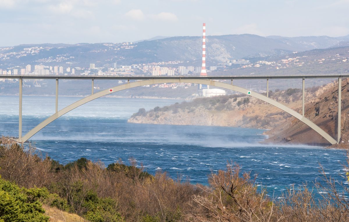 [VIDEO] Neviđen bezobrazluk na Krčkom mostu: Neodgovorni vozač iskoristio “bura” vozilo za opasno kršenje zabrane