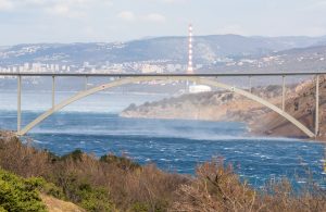 [VIDEO] Neviđen bezobrazluk na Krčkom mostu: Neodgovorni vozač iskoristio “bura” vozilo za opasno kršenje zabrane