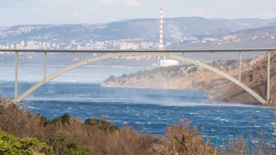 [VIDEO] Neviđen bezobrazluk na Krčkom mostu: Neodgovorni vozač iskoristio “bura” vozilo za opasno kršenje zabrane