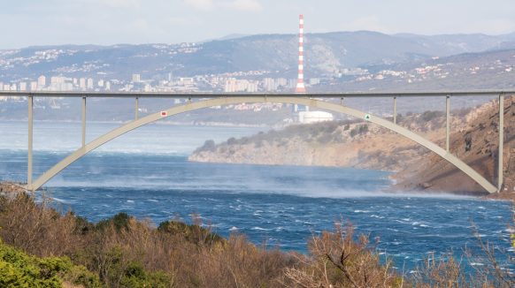 [VIDEO] Neviđen bezobrazluk na Krčkom mostu: Neodgovorni vozač iskoristio “bura” vozilo za opasno kršenje zabrane