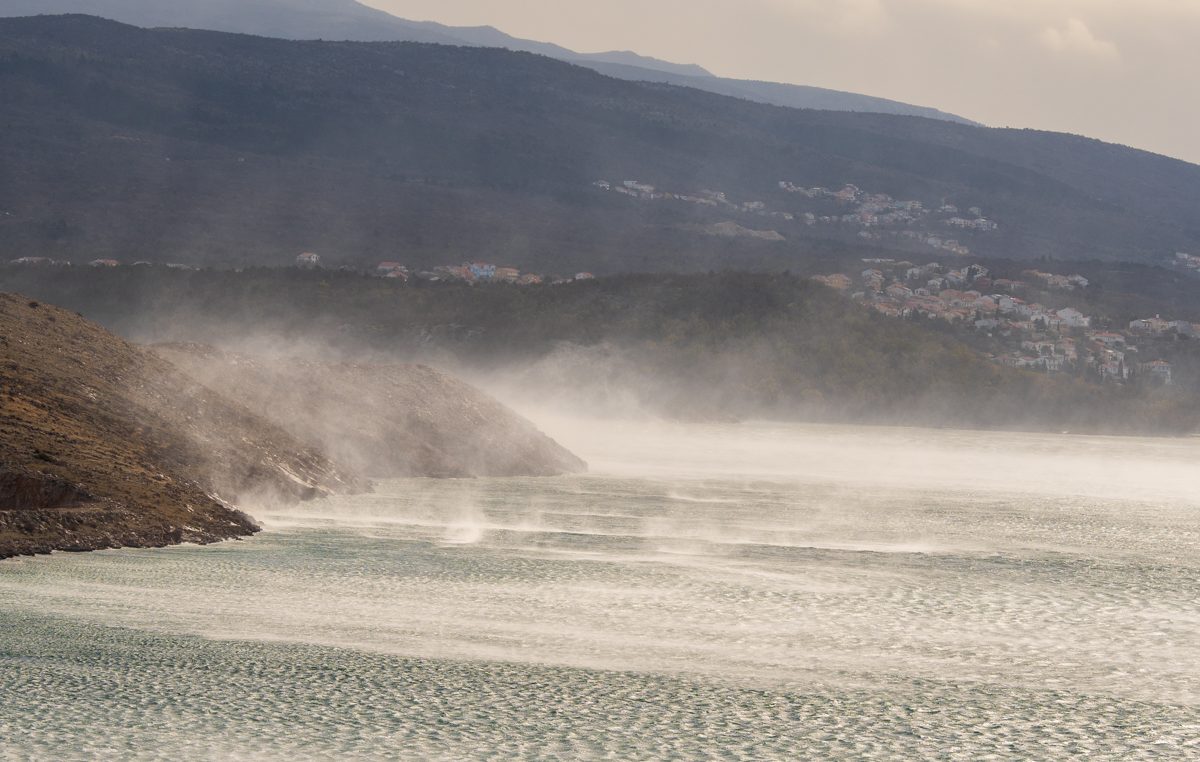 [FOTO/VIDEO] Evo kako izgledaju udari bure od 180 km/h kod Krčkog mosta