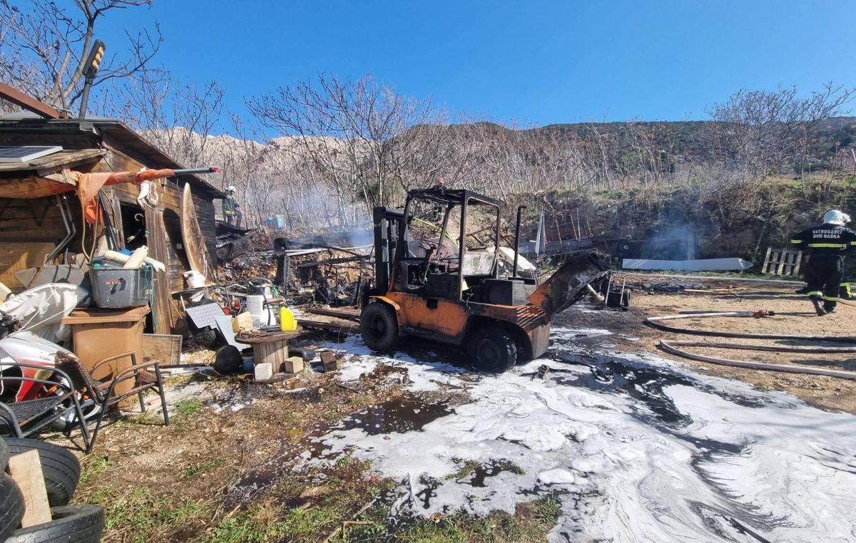 Planuo požar u Baški, izgorjela baraka