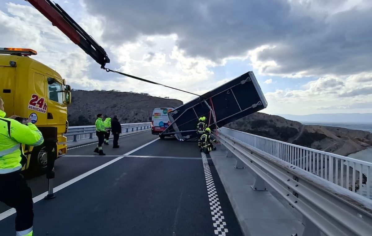 [FOTO] Pogledajte kako je izgledalo spašavanje kamp kućice koju je bura skoro bacila s Krčkog mosta