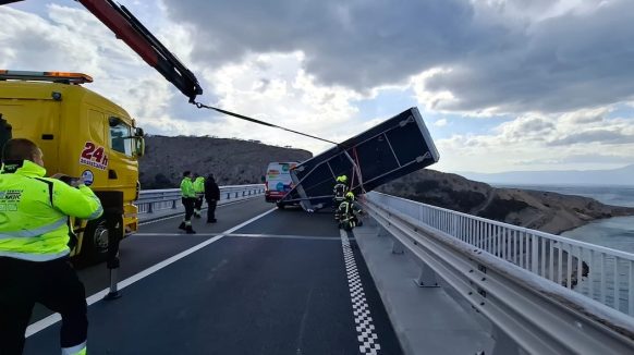 [FOTO] Pogledajte kako je izgledalo spašavanje kamp kućice koju je bura skoro bacila s Krčkog mosta