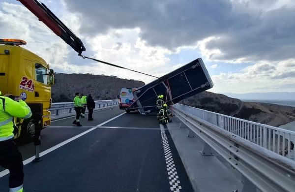 [FOTO] Pogledajte kako je izgledalo spašavanje kamp kućice koju je bura skoro bacila s Krčkog mosta