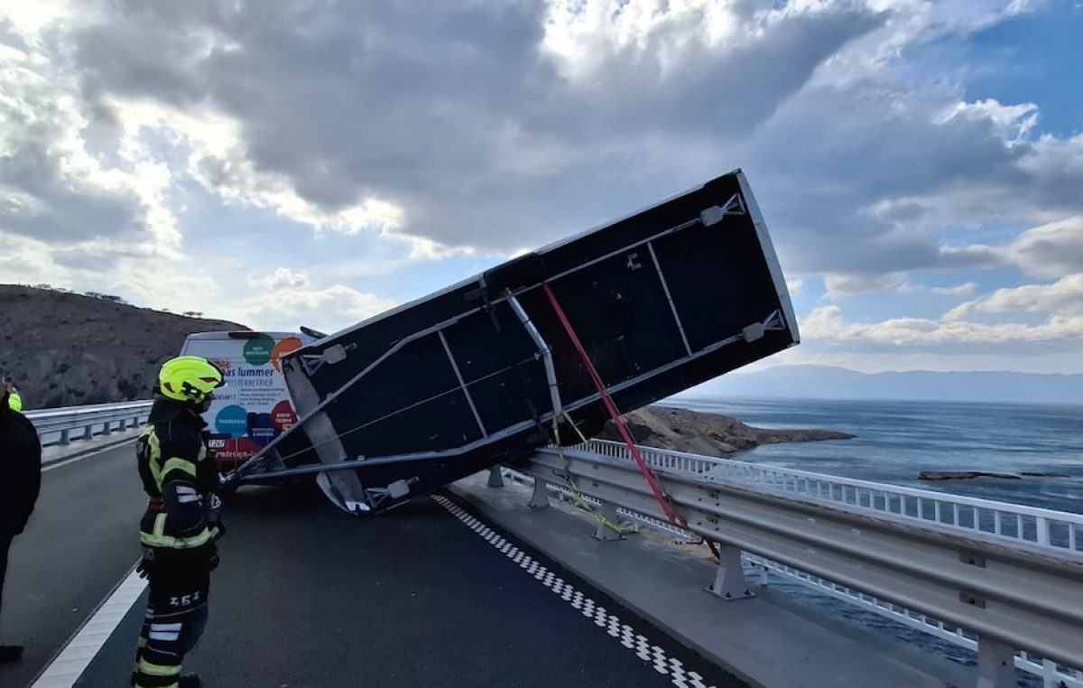 Policija kaznila vozača kamp kućice koju je bura prevrnula na Krčkom mostu