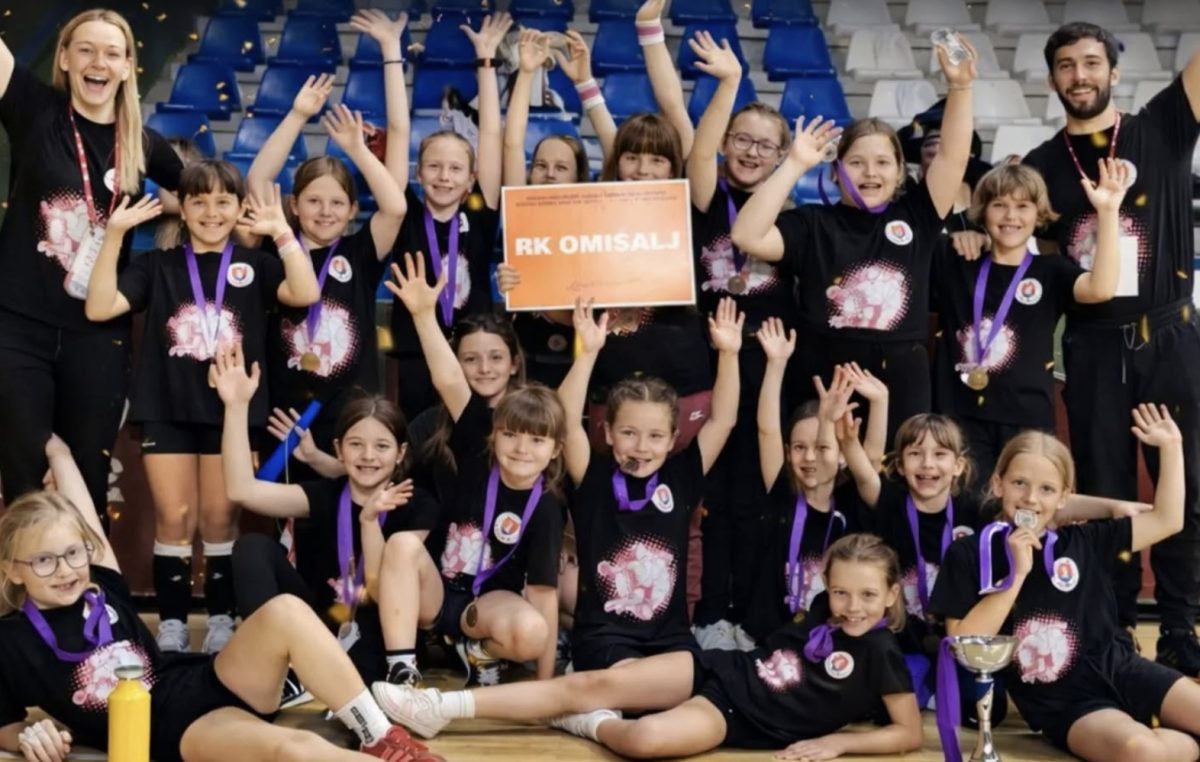 Pet utakmica – pet pobjeda i najsjajnije zlato za mini rukometašice RK Omišalj