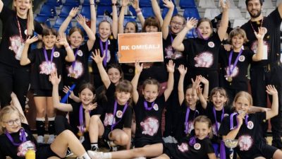 Pet utakmica – pet pobjeda i najsjajnije zlato za mini rukometašice RK Omišalj