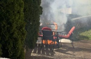 U Malinskoj palili korov, vatra zahvatila šupu, stol, stolice…