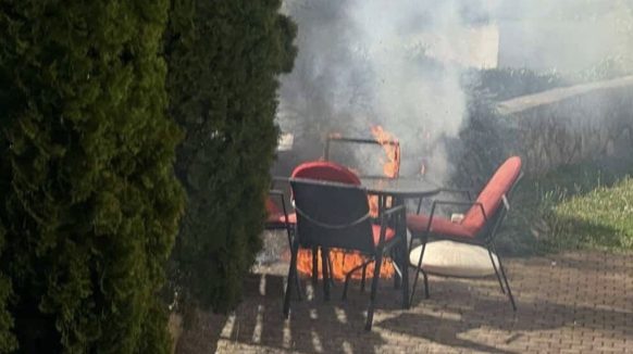 U Malinskoj palili korov, vatra zahvatila šupu, stol, stolice…